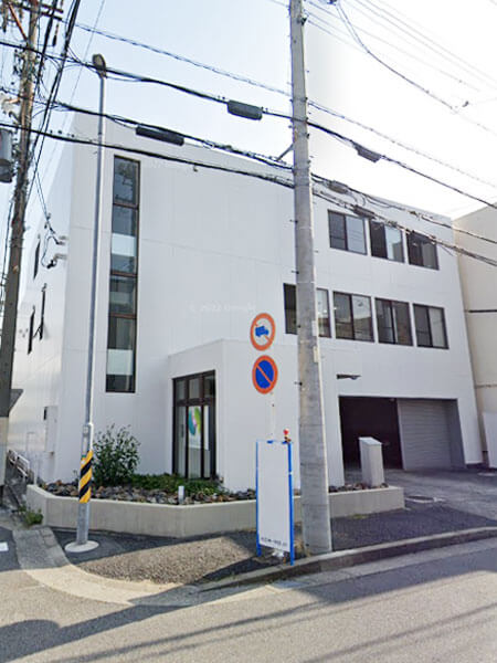オープンテラス付きの一棟貸しビル