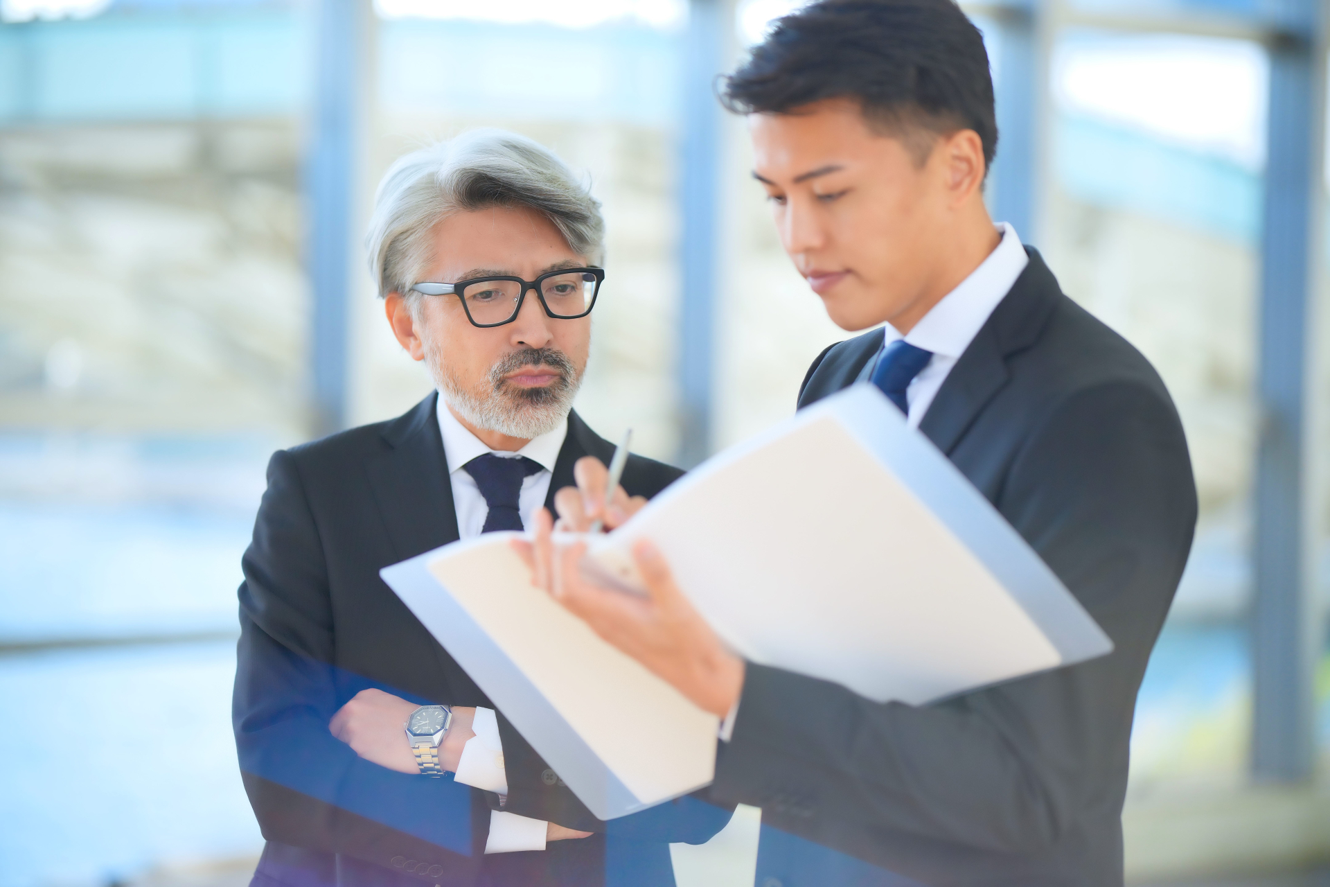 打ち合わせをする会社員